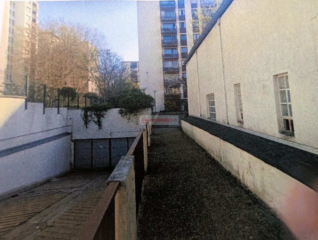 APPARTEMENT + CAVE + PARKING à SAINT-DENIS — vente aux enchères judiciaires