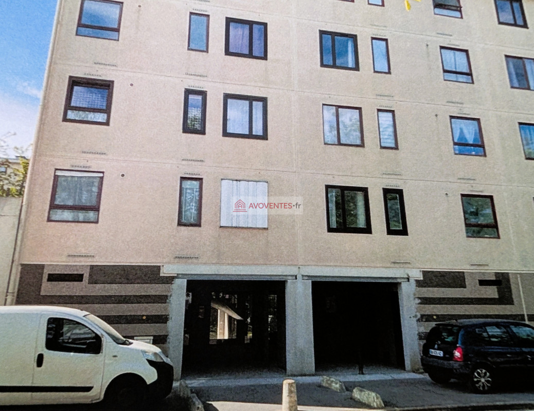 APPARTEMENT + CELLIER + PARKING à CLICHY SOUS BOIS — vente aux enchères judiciaires