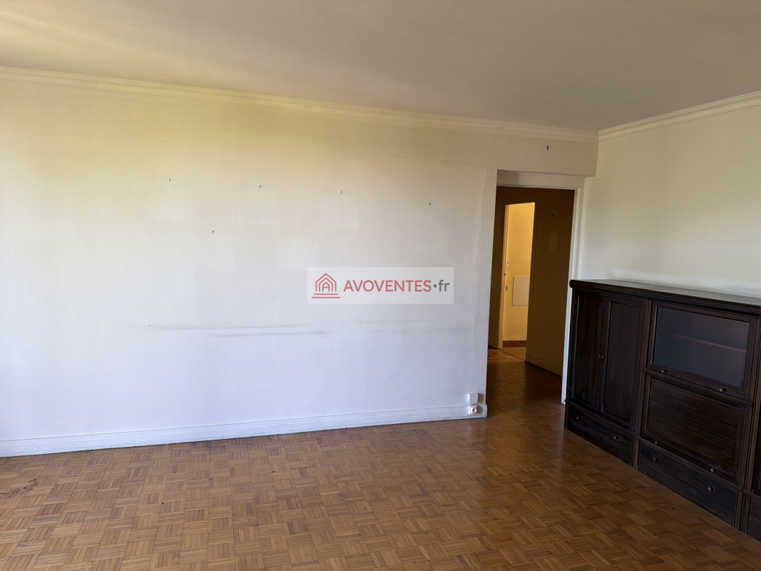 Appartement avec cave et emplacement de stationnement à SAINT-CLOUD — vente aux enchères judiciaires