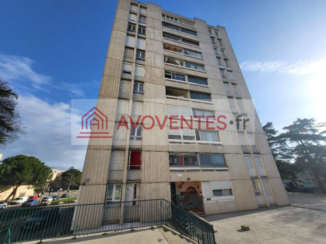 Appartement de type 3 avec loggia cave & d’un box au sous-sol — vente aux enchères judiciaires